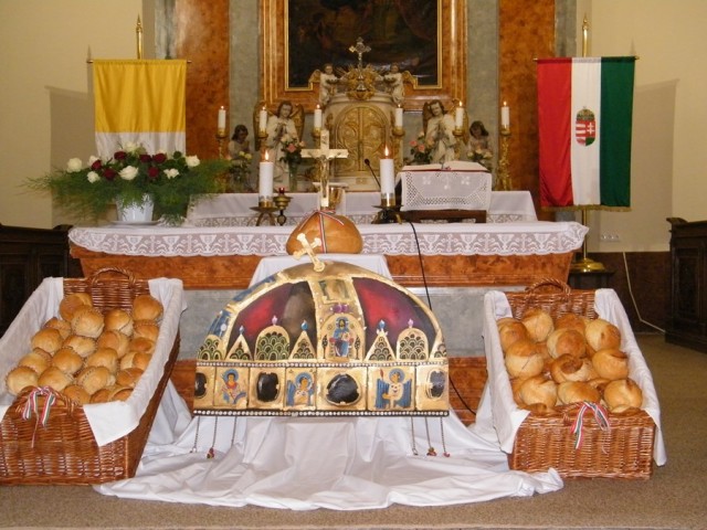 Ünnepi oltár a szőregi templomban. Fotó: szegedma.hu