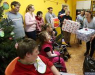 Down-szindrómás gyerekeket ajándékoztak meg az SZKKSE lányai | 2013. december 18.  szerda | Fotó: Gémes Sándor / a szegedma.hu engedélyével