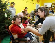 Down-szindrómás gyerekeket ajándékoztak meg az SZKKSE lányai | 2013. december 19.  csütörtök | Fotó: Gémes Sándor / a szegedma.hu engedélyével