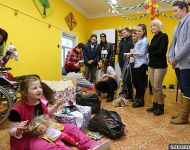 Down-szindrómás gyerekeket ajándékoztak meg az SZKKSE lányai | 2013. december 18.  szerda | Fotó: Gémes Sándor / a szegedma.hu engedélyével