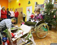 Down-szindrómás gyerekeket ajándékoztak meg az SZKKSE lányai | 2013. december 19.  csütörtök | Fotó: Gémes Sándor / a szegedma.hu engedélyével