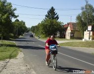 Szőregen is megkezdődött a kerékpárút építése | 2012. augusztus 8.  szerda | Fotó: Illés Tibor / a szegedma.hu engedélyével