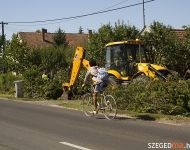 Szőregen is megkezdődött a kerékpárút építése | 2012. augusztus 7.  kedd | Fotó: Illés Tibor / a szegedma.hu engedélyével