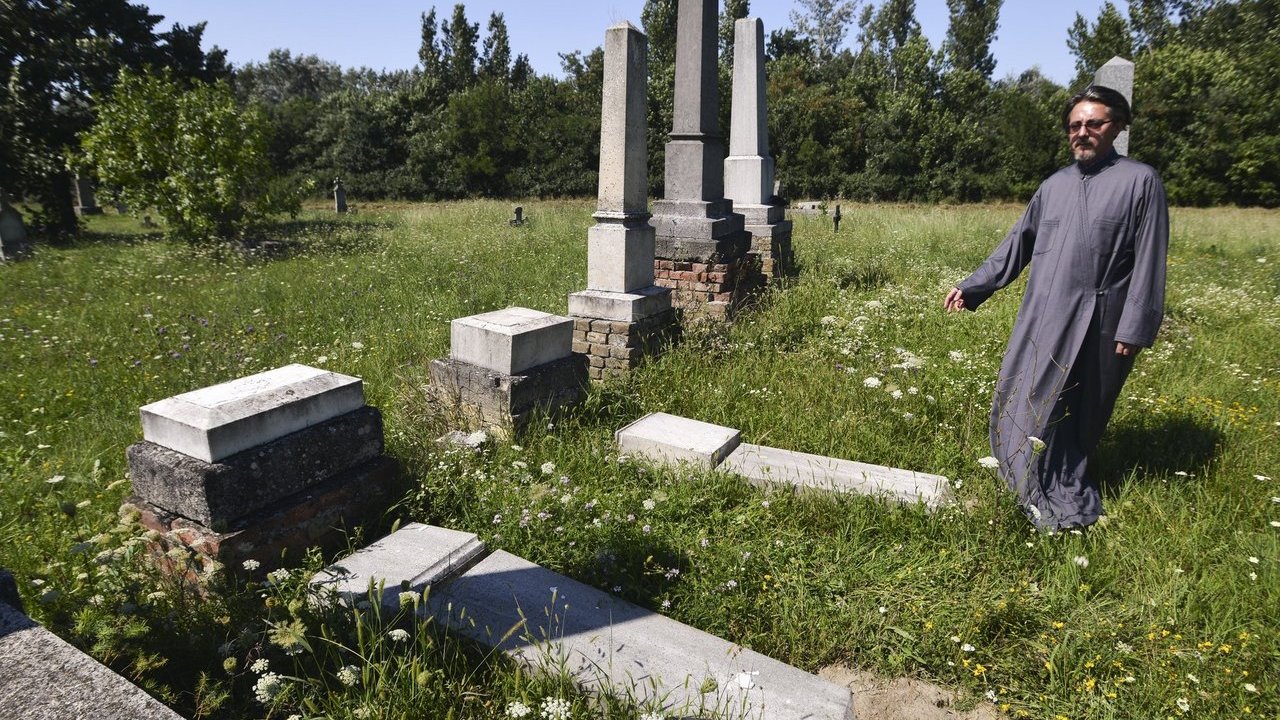 Sírköveket törtek össze a szerb temetőben