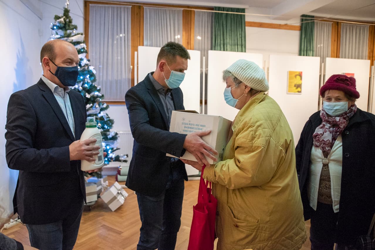 Nyolcvan szőregi rászoruló család vehette át város karácsonyi ajándékcsomagját