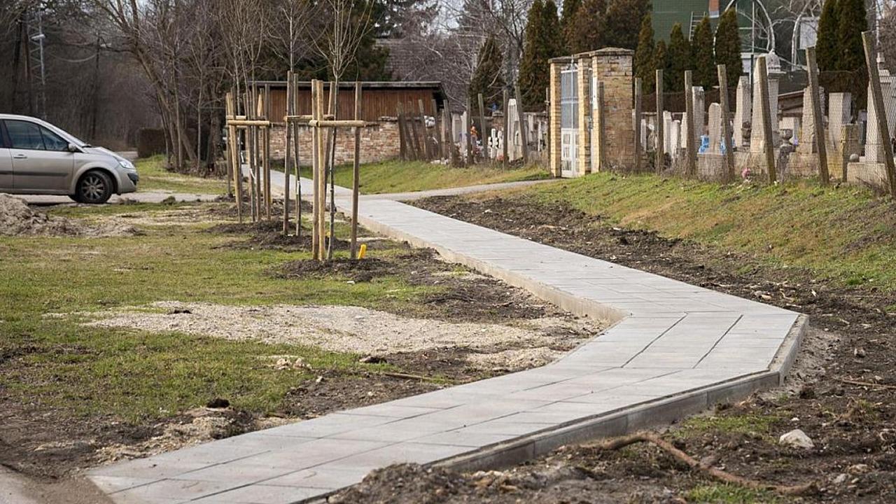 Összefogással építették újjá Szőregen a temetőhöz vezető járdát