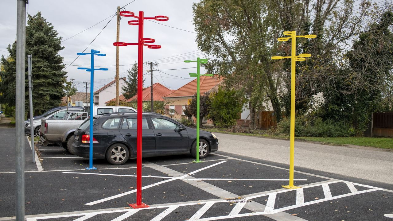 Örülnek a szőregi szülők: biztonságos parkoló épült a Magyar utcai óvodánál