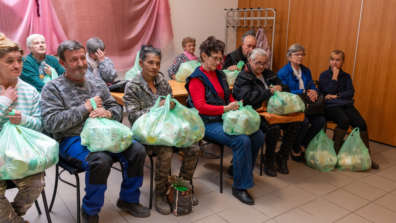 Közösségi összefogással segítik a szőregi rászorulókat: huszonegy család kapott élelmiszercsomagot