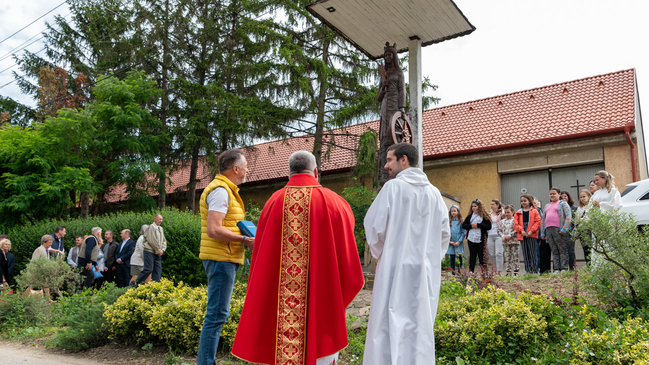 Megújult Szőreg védőszentjének, Alexandriai Szent Katalinnak a szobra és hamarosan díszvilágítást is kap