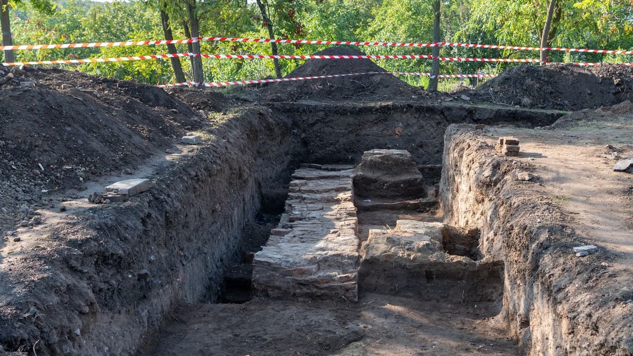 Tudományos szenzációnak számít az a lelet, amelyet a Móra Ferenc Múzeum régészei most tárnak fel Szőregen