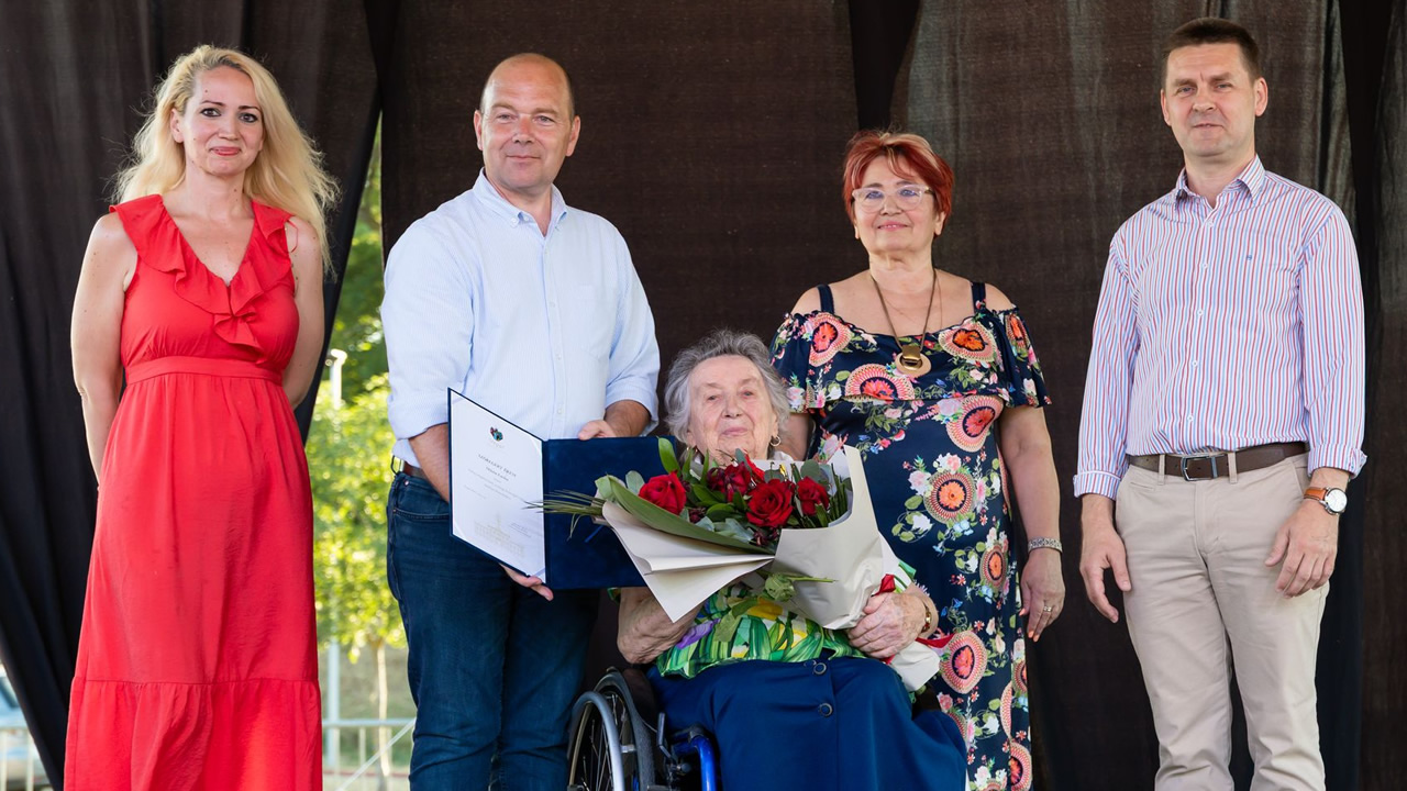 Rózsaünnep Szőregen: Miletin Emilné Magdolna aranydiplomás kilencven éves tanító kapta a Szőregért Emlékérmet