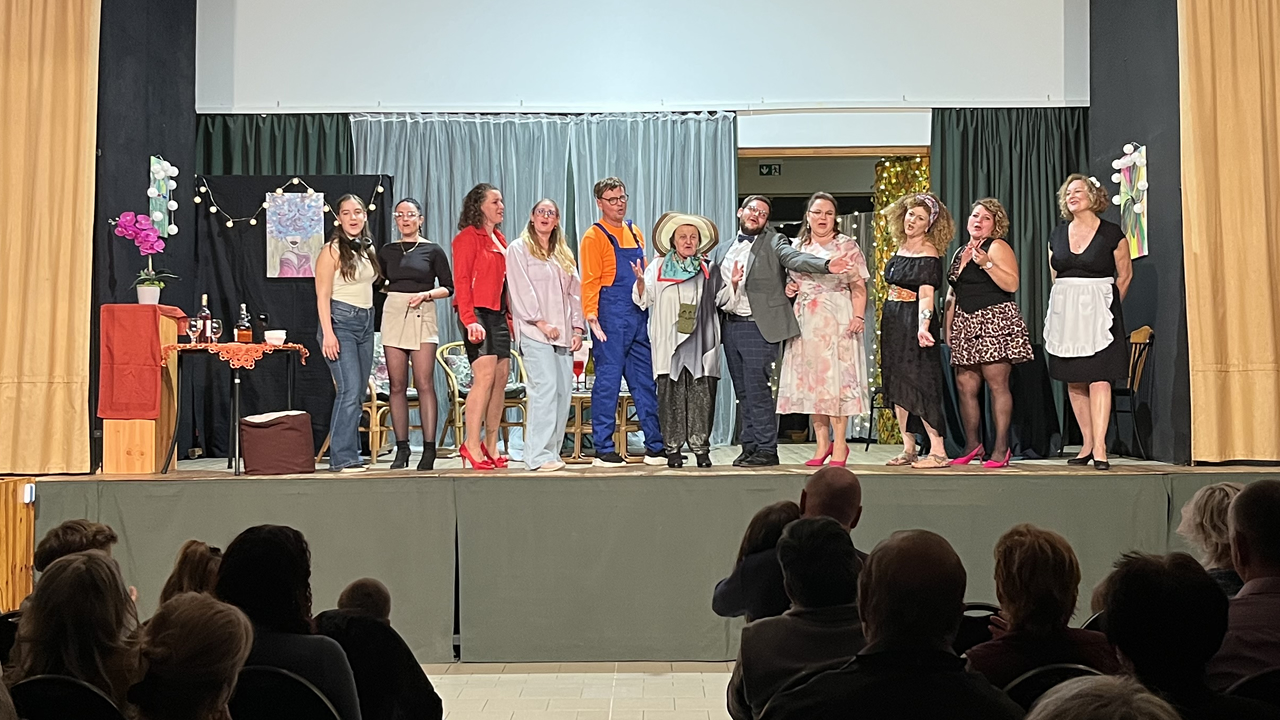 Szőregi Színházi Esték: nagy sikerrel mutatták be a Jeromos című vígjátékot