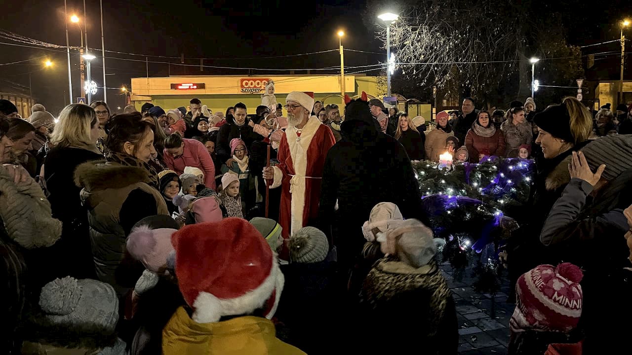 Szőregen fellobbant a második adventi gyertya fénye – a Mikulás és a Krampusz is segített