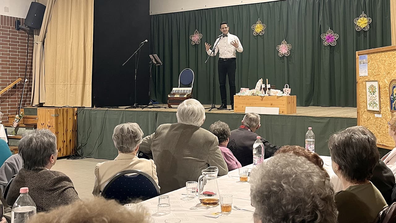 Nőnap Szőregen: zene, közösség és megbecsülés a művelődési házban